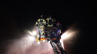 Die Feuerwehr bei den Löscharbeiten am Erlebnisbad Miramar in Weinheim.