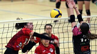 Auch wenn bei Clara Bräunig (links) wie auch bei ihren Mitspielerinnen nicht alles rund lief, so hatte sie doch viele gelungene Aktionen beim 3:1-Sieg der Auerbacher Drittliga-Damen in Villingen.