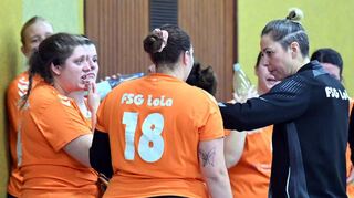 Marie-Christin Hafner (rechts), die erst vor zwei Wochen das Trainerinnen-Amt bei der FSG Lola übernommen hatte, war nach dem ersten Saisonsieg sehr zufrieden mit dem Auftritt ihrer Spielerinnen.