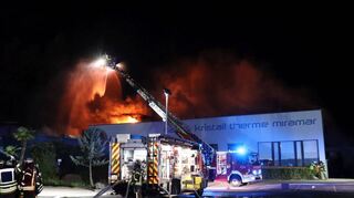 Ein Großbrand hat in der Nacht von Sonntag auf Montag die Therme im Miramar zerstört. Die Löscharbeiten dauerten bis in die Morgenstunden.