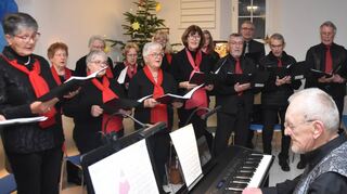 Als der Chor unter der Leitung von Alexander Marx Nicoles „Ein bisschen Frieden“ sang, wurde die Stimmung im Publikum emotional.