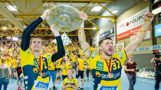 Andy SCHMID / RNL  mit Alexander PETERSSON / RNL       ,
TuS N-Luebbecke vs.Rhein-Neckar Loewen ,
RNL Saison 2015 / 2016, MSP_0506_Loewen,
 © Copyright: AS Sportfoto / Soerli Binder, 
www. as-sportfoto.de,