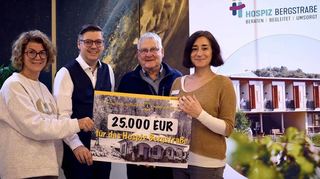 25 000 Euro aus dem Verkauf von Adventskalendern übergaben für die Vereinigung der Freunde des Lions-Club Heppenheim Andreas Toth (2.v.l.) und Lutz Sauer an Swantje (l.) und Christiane Barthel vom Hospiz-Verein Bergstraße.