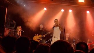 Was eine Begegnung: Die Mannheimer Pianistin Lisa Müller (links) und der britische Weltstar Robbie Williams (mitte) gemeinsam auf der Bühne.