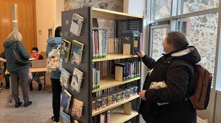 Im Eysoldt- Foyer des Bensheimer Parktheaters können seit vergangener Woche dienstags und donnerstags Bücher ausgeliehen werden.