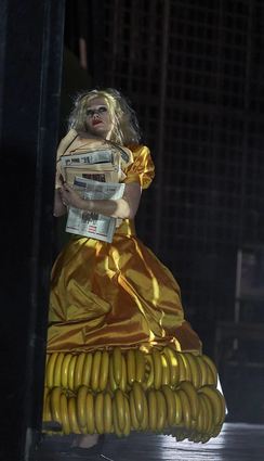 Für ihre Rollen in der Castorf-Inszenierung „Heldenplatz“ am Burgtheater Wien erhält Birgit Minichmayr den Gertrud-Eysoldt-Preis.