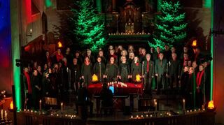 In der bunt erleuchteten Pfarrkirche St. Nazarius brachte der gemischte Chor das Publikum zum Schunkeln. Am Ende sang es „Oh du fröhliche“ mit.