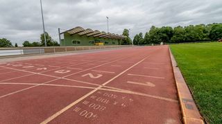 Wartet seit langem auf Sanierung: die Tartanbahn im Weiherhausstadion. Zumindest in der Theorie könnte es jetzt an die Ausschreibung gehen, nun ist die Frage, ob die Stadtverordneten die Maßnahme noch für umsetzbar halten.