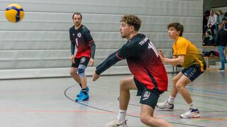 Libero Samuel Düringer (re.) ist der jüngste Volleyballer im erfolgreichen Auerbacher Landesliga-Kader; hier verfolgt er zusammen mit Kapitän Frank Treetzen (li.) die Annahme von Elias Falk.