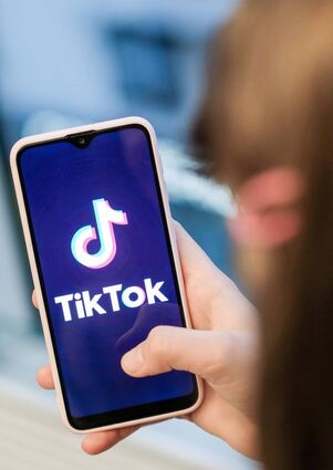 Die Nutzung von bei Kindern und Jugendlichen beliebten Apps wie TikTok ist offiziell erst ab einem Alter von 13 Jahren erlaubt.