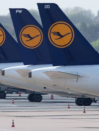 ARCHIV - Lufthansa-Flugzeuge stehen am 03.04.2014 auf dem Flughafen in Düsseldorf (Nordrhein-Westfalen) auf dem Vorfeld. Im Tarifkonflikt bei der Lufthansa legen die Piloten an diesem Dienstag die Arbeit nieder. Der Streik auf allen Langstreckenflügen aus Deutschland heraus beginne um 8.00 Uhr morgens und dauere bis Mitternacht, teilte die Pilotengewerkschaft Vereinigung Cockpit (VC) am Montag mit. Foto: Federico Gambarini/dpa +++(c) dpa - Bildfunk+++