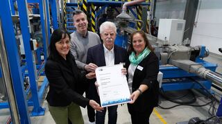 Die Firma Clickplastics feierte 25-jähriges Bestehen. Carola Dietz (l.) von der IHK Darmstadt überreichte am Firmenstandort die Jubiläumsurkunde an Ralf Eberle, Wolfgang Eberle und Christine Eberle (v.l.).