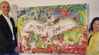 Der zu dieser Zeit noch amtierende Bürgermeister Holger Habich und die Künstlerin Ulrike Fried-Heufel präsentierten das Europäische Kunstwerk im Rathaus.