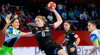 Handball, Frauen: EM, Slowenien - Deutschland, Hauptrunde, Gruppe 2, 4. Spieltag in der Wiener Stadthalle. Sloweniens Ana Abina (l) und Natasa Ljepoja in Aktion gegen Deutschlands Nina Engel (M). +++ dpa-Bildfunk +++