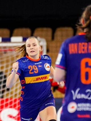 Während Nina Engel (Nr. 8) im Dress der DHB-Auswahl überzeugte, kam Sarah Dekker (ganz links) zu vielen Einsatzzeiten im niederländischen Team.