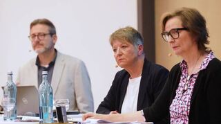 Stephan Schneider, Fachbereichsleiter Finanzen und Bürgermeisterin Christine Klein informierten zur aktuellen Haushalts-Lage. Rechts Moderatorin Lucia Brauburger.