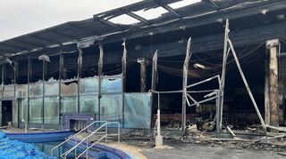 Brandgeruch liegt im Außengelände der Salz- und Kristalltherme, die in der Nacht auf Montag in Flammen aufging, auch am Freitag noch in der Luft.