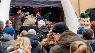 Benefizaktion: Am Samstag wurden neben der Alten Faktorei in der Bensheimer Fußgängerzone bereits zum 19. Mal vom lokalen Einzelhandel, der Gastronomie und Firmen gespendete Weihnachtsgeschenke durch das Showmaker-Team versteigert. Mit dem Erlös wird die Weihnachtsfeier für wohnungslose Menschen finanziert.