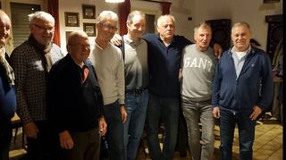 Bei der Jahresabschlussfeier ließen Thomas Herrmann, Rainer Brück, Klaus Friedrich, die drei Übungsleiter der Herrengymnastik-Gruppe Peter Elbert, Werner Bechtel und Fritjof Altetiemann sowie Ehrenmitglied Manfred Rettig und Vereinsvorsitzender Rainer Meyer (von links) das Vereinsjahr Revue passieren.