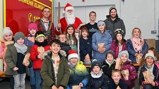 Sichtlich erfreut war der Elmshäuser Feuerwehrnachwuchs über die Geschenke, die ihnen der Nikolaus mitgebracht hatte.