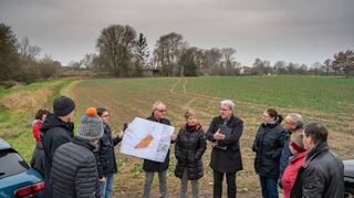 Über die geplante Freiflächen-PV-Anlage zwischen der Einfahrt zum Naturschutzzentrum und dem ehemaligen Bahnwärterhäuschen informierten die Investoren unter anderem Bensheims Bürgermeisterin Christine Klein (Bildmitte).