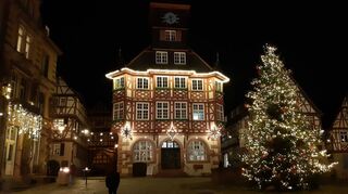 Die derzeit festliche Stimmung kann nicht darüber hinwegtäuschen, dass aus dem Heppenheimer Rathaus die eindeutige Warnung kommt, dass die Zeiten schlechter werden und der Finanzgürtel enger geschnallt werden muss.
