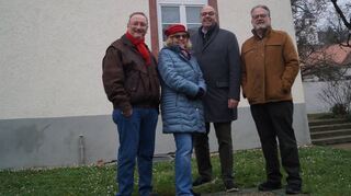 Das Bild zeigt von links Peter Kaffenberger (Vorsitzender des SPD-Ortsverbandes), Regina Nethe-Jaenchen (stellvertretende Vorsitzende), Bürgermeisterkandidat Stefan Juchems und SPD-Stadtrat Rolf Jaenchen vor dem Rathaus.