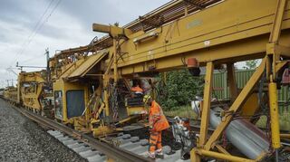 Der Gleisumbauzug „Edelweiß“ bei Groß-Rohrheim im Einsatz für die Riedbahn-Generalsanierung (l.). Aufgrund der Streckensperrung im Ried musste auch für die entlang der Bergstraße verlaufende Main-Neckar-Bahn ein Ersatzverkehr eingerichtet werden – so etwa auch am Bahnhof in Bensheim.