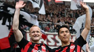 Zusammen mit Makoto Hasebe (re.) beendete Sebastian Rode seine Profifußball-Karriere bei der Frankfurter Eintracht.