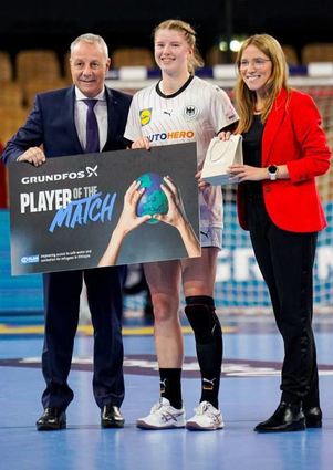 Nina Engel gibt ihr Debüt in der National-mannschaft und wird beim EM-Spiel gegen Island als „Player of the Match“ ausgezeichnet.
