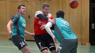 Mit einem seiner insgesamt sieben Treffer erzielte Maximilian Wenner (Mitte) den 25:23-Endstand für die HSG Bensheim/Auerbach.