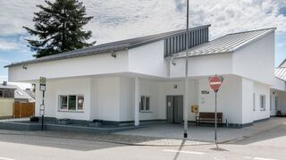 Das Medizinische Versorgungszentrum in der Nibelungenstraße 105 a wird Ende des Jahres seine Türen schließen. Nun konnte Dr. Susan Winkler einen Ärztesitz erhalten und wird ab nächstem Jahr als eigenständige Allgemeinmedizinerin in diesen Räumen, die sie anmietet, arbeiten.