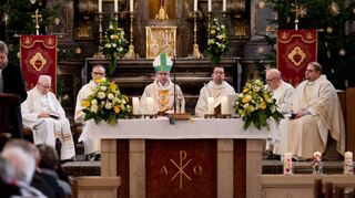 Bischof Peter Kohlgraf (3.v.l.) gestaltet den Fusionsgottesdienst in der Lorscher Kirche St. Nazarius.