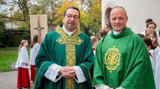 Der Lorscher Pfarrer Michael Bartmann (l.) wird leitender Pfarrer der neuen Pfarrei Heilige Edith Stein. Pfarrer Klaus Rein (r.), fast 30 Jahre Pfarrer in Einhausen, wird aus dem Dienst verabschiedet. Pfarrer Ludwig Siemes (Mitte) ist neuer Vikar.