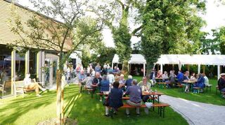 Das einladend wirkende „Haus Emmaus“, 2024 auf dem Wingertsberg eingeweiht und mitten im Kirchgarten gelegen, ist ein beliebter Treffpunkt.