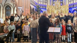 Der Heppenheimer Kinder- und Jugendchor, der Schulchor der Schlossschule und der Junge Chor Querbeat verzauberten im Dom der Bergstraße.