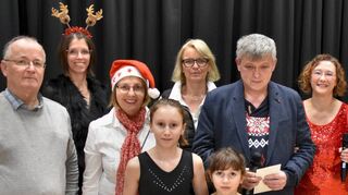 Mit Traubensaft, einem Scheck und Süßigkeiten bedankte sich Reiner Lerch, Zweiter von rechts, bei folgenden Helfern (von links): Sportarzt Andreas Gärtner, Michaela Lehnhardt (Coronarsport), Christel Thoma (Vorsitzende), Diana Stichter (Reha-Sport), Sängerin Angela Savasta und vorn die Tänzerinnen Giulia und Chiara.