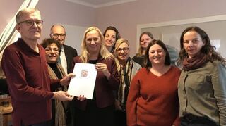 Familienministerin Diana Stolz (4. v li.) übergab an den Trägerverein des Geburts-hauses Bergstraße einen Förderbescheid über 3000 Euro.