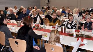 An der weihnachtlich gedeckten Tafel wurde den Besuchern, unter denen auch einige Kinder und junge Leute waren, erst Kaffee und Kuchen, am Abend dann Pizza serviert.
