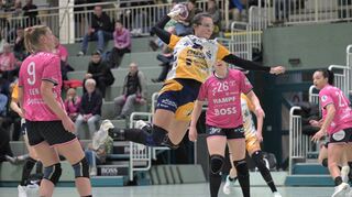 lsp Flames Edita Nukovic (HSG Bensheim/Auerbach, 27) gegen Naina Klein (TusSies Metzingen, #9)

TusSies Metzingen vs. HSG Bensheim/Auerbach, Handball, HBF,  Testspiel, Saison 2024/2025, 17.12.2024

Foto: Eibner-Pressefoto/Tobias Baur