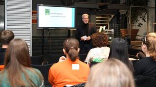 Michael Schweiger vom Lions-Club stellte Schülern das Stipendium-Programm vor. Mit im Boot sind erneut die beiden Unternehmen Dentsply Sirona und TE Connectivity.