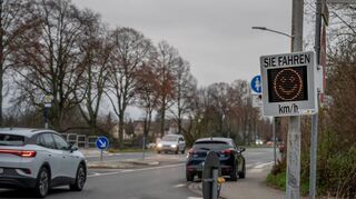 Dieses Symbol möchten die Anwohnerinnen und Anwohner der Arminstraße gerne häufiger sehen. Im Mai dieses Jahres reichten sie eine Petition im Hessischen Landtag ein mit der Forderung, die Verkehrssituation in der Heidelbergerstraße, Ecke Arminstraße, zu prüfen und zu verbessern. Als erste Maßnahme wurde nun eine Geschwindigkeitsanzeige angebracht.