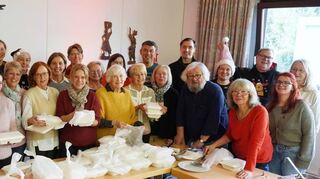Um Wohnungslosen und Bedürftigen eine Weihnachtsfeier zu bescheren, waren im Gemeindesaal von Sankt Laurentius wieder viele Helferinnen und Helfer im Einsatz.