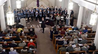 Der Singkreis Schwanheim begeisterte beim Adventskonzert in der Schwanheimer Kirche.