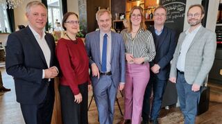Beim Heppenheimer Symposion der Friedrich-Naumann-Stiftung ging es um die Bedeutung der Wirtschaftspolitik für die Bundestagswahl. Von links: Moritz Promny, Generalsekretär der hessischen FDP, die Finanzwissenschaftlerin Professorin Silke Übermesser von der Friedrich-Schiller-Universität Jena, der Bergsträßer FDP-Bundestagsabgeordnete Till Mansmann, Moderatorin Anja Muhle, Dr. Thomas Petersen, Wissenschaftlicher Mitarbeiter des Instituts für Demoskopie Allensbach, und Patrick Walz, Leiter des Regionalbüros Hessen/Rheinland-Pfalz der Naumann-Stiftung.