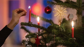 <p>Brennende Kerzen gehören zur Weihnachtszeit dazu. Man sollte sie jedoch niemals unbeaufsichtigt lassen.<br></p>
