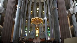 Die Säulen im Hauptschiff der Sagrada Familia ragen nicht wie in mittelalterlichen gotischen Kathedralen gerade nach oben, sondern neigen sich vielmehr wie Bäume.
