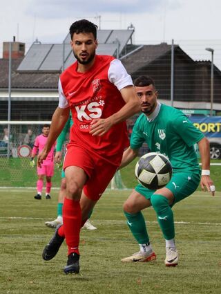 Die treffsicheren Stürmer Rene Brunner (links, im roten Trikot) und Nico Jäger (rechts) sind wichtige Teile der Erfolgsgeschichte der TSV Auerbach in der bisherigen Gruppenliga-Saison.