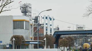Chemiekonzerne spüren längst die Krise: Branchenführer BASF hat mehrere Sparprogramme mit dem Abbau Tausender Jobs aufgelegt, die Dividende wird gekürzt. 2026 wird auch am Lampertheimer Standort eine Anlage stillgelegt.