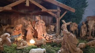 Zu den Krippenfiguren in der evangelischen Kirche gehören Schafe, Ochs und Esel. Auch ein mächtiger Elefant zieht aber die Blicke auf sich.
